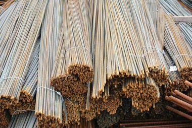SELANGOR, MALAYSIA -30 Nisan 2016: Sıcak rulo deforme olmuş çelik çubuklar veya betona atılmadan önce birbirine bağlanmış çelik takviye çubuğu. Somut dayanıklılığı arttırır.. 