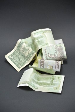 Çeşitli ülkelerden çeşitli para notları. Rastgele düzenle
