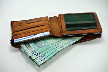 JOHOR, MALAYSIA - MAYIS 02, 2016: Malezya Halkasının birkaç parçası ve eski bir cüzdan