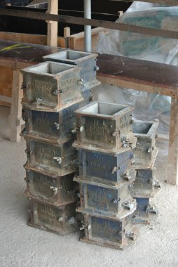 MALACCA, MALAYSIA - 29 Mart 2015: küp testi. Somut kalite çalışmalarını ya da sıkıştırma testlerini kontrol etmek için beton kalıbı. Küp biçimi.