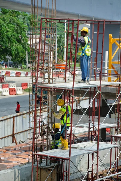 Melaka Malasia Marzo 2016 Trabajadores Construcción Que Fabrican Barras Refuerzo — Foto de Stock