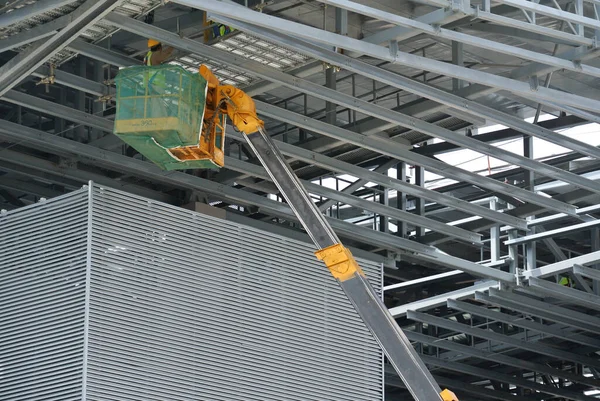 Johor Malaysia April 2016 Construction Workers Standing Mobile Crane Bucket — Stock Photo, Image