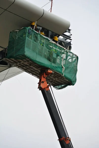 Johor Malaysia April 2016 Construction Workers Standing Mobile Crane Bucket — 图库照片