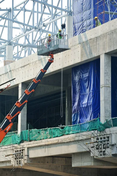 Johor Malaysia April 2016 Construction Workers Standing Mobile Crane Bucket — Stock Photo, Image
