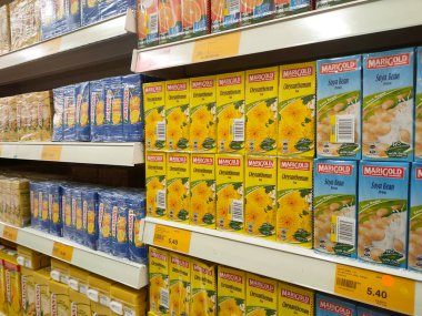 KUALA LUMPUR, MALAYSIA - 22 Mart 2022: Meyve aromalı meyve suyu süpermarketlerin içerisindeki rafta sergilenmek üzere karton kutuda sergilenmektedir. Müşterilerin seçmesini sağlamak için markalara göre sıralanır.