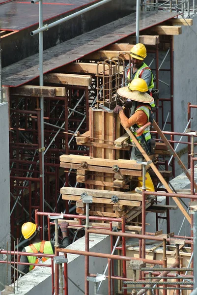 Malacca Malaysia March 2016 Construction Workers Fabricating Column Timber Form — 图库照片
