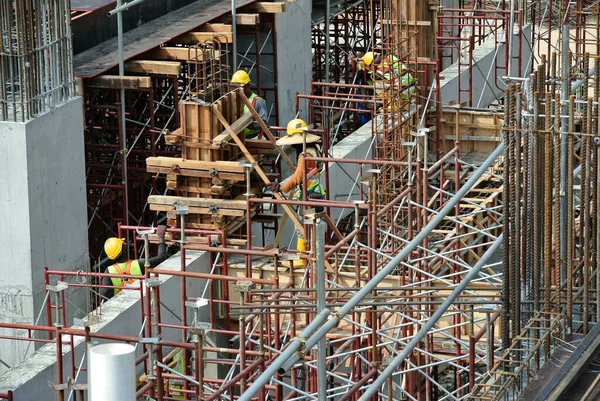 マレーシア マラッカ市2016年3月25日 マレーシア マラッカ市の建設現場において 柱状の木材加工 補強棒を製造する建設労働者 — ストック写真