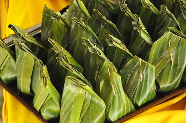 塔帕伊是马来人的传统食物 用糯米制成 经过一段时间的发酵和腌制 味道很好用香蕉叶包扎 — 图库照片