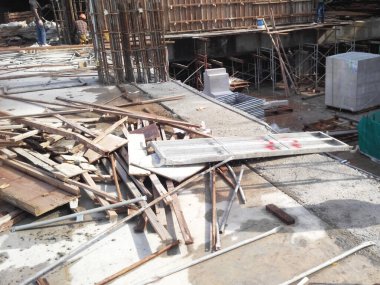 SELANGOR, MALAYSIA - 6 Mayıs 2021: inşaat atık alanı. Bazıları zehirli olduğu ve çevreyi kirletebildiği için bu atıkların iyi yönetilmesi gerekiyor..