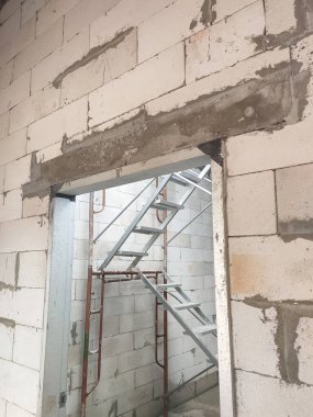 SELANGOR, MALAYSIA - 8 Mayıs 2021: Yukarıdaki tuğlaları desteklemek için kapı ve pencereler gibi duvar açıklarına beton kirişler monte edilir. Güçlendirilmiş betondan yapılmış..