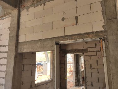 SELANGOR, MALAYSIA - 8 Mayıs 2021: Yukarıdaki tuğlaları desteklemek için kapı ve pencereler gibi duvar açıklarına beton kirişler monte edilir. Güçlendirilmiş betondan yapılmış..