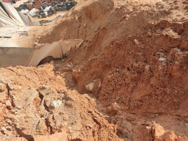 Yerde ve yamaçlarda oluşan erozyona yağmur suyu neden olur. Toprak yapısı zayıflıyor ve heyelan oluşuyor. Bazı bölgelerde güvenlik önlemleri alındı.