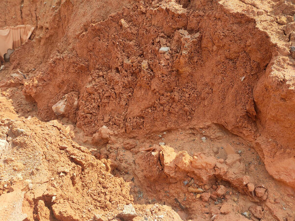 Эрозия на земле и склонах вызвана дождевой водой. Структура почвы становится слабой и происходит оползень. В какой-то области приняты меры безопасности.