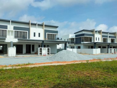 SEREMBAN, MALAYSIA - 4 Mart 2021: Malezya 'da yapım aşamasında olan çift katlı teras evine odaklandı. Modern ve tropik iklimli bir süiti olan bir mimar tarafından tasarlandı.. 