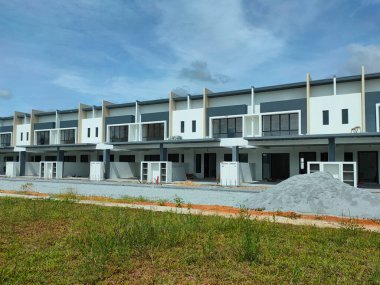 SEREMBAN, MALAYSIA - 4 Mart 2021: Malezya 'da yapım aşamasında olan çift katlı teras evine odaklandı. Modern ve tropik iklimli bir süiti olan bir mimar tarafından tasarlandı.. 