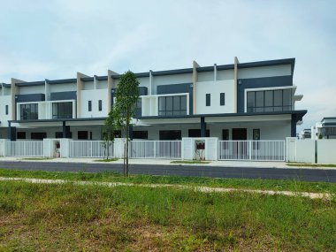 SEREMBAN, MALAYSIA - 4 Mart 2021: Malezya 'da yapım aşamasında olan çift katlı teras evine odaklandı. Modern ve tropik iklimli bir süiti olan bir mimar tarafından tasarlandı.. 