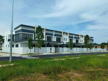 SEREMBAN, MALAYSIA - 4 Mart 2021: Malezya 'da yapım aşamasında olan çift katlı teras evine odaklandı. Modern ve tropik iklimli bir süiti olan bir mimar tarafından tasarlandı.. 