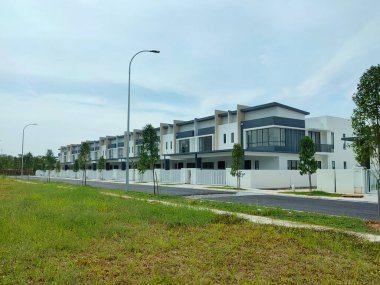 SEREMBAN, MALAYSIA - 4 Mart 2021: Malezya 'da yapım aşamasında olan çift katlı teras evine odaklandı. Modern ve tropik iklimli bir süiti olan bir mimar tarafından tasarlandı.. 