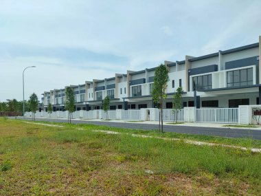 SEREMBAN, MALAYSIA - 4 Mart 2021: Malezya 'da yapım aşamasında olan çift katlı teras evine odaklandı. Modern ve tropik iklimli bir süiti olan bir mimar tarafından tasarlandı.. 