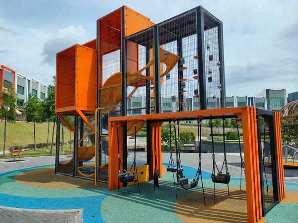 Malaysia May 2022年5月8日 以公园内现代儿童室外游乐场为重点 它的设计有几个不同的主题供孩子们欣赏 孩子们开心 — 图库照片