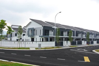SELANGOR, MALAYSIA -MAYIS 2, 2022: Malezya 'da yapım aşamasında olan yeni çift katlı teras evine odaklandı. İnşaat neredeyse tamamlandı ve neredeyse işgal edilmeye hazır..
