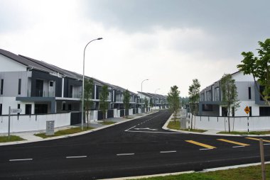 SELANGOR, MALAYSIA -MAYIS 2, 2022: Malezya 'da yapım aşamasında olan yeni çift katlı teras evine odaklandı. İnşaat neredeyse tamamlandı ve neredeyse işgal edilmeye hazır..
