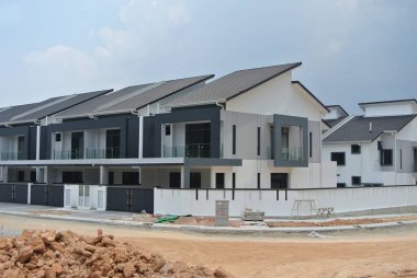 SELANGOR, MALAYSIA -MAYIS 2, 2022: Malezya 'da yapım aşamasında olan yeni çift katlı teras evine odaklandı. İnşaat neredeyse tamamlandı ve neredeyse işgal edilmeye hazır..
