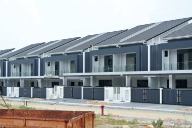 SELANGOR, MALAYSIA -MAYIS 2, 2022: Malezya 'da yapım aşamasında olan yeni çift katlı teras evine odaklandı. İnşaat neredeyse tamamlandı ve neredeyse işgal edilmeye hazır..