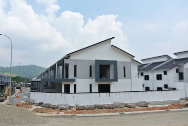 SELANGOR, MALAYSIA -MAYIS 2, 2022: Malezya 'da yapım aşamasında olan yeni çift katlı teras evine odaklandı. İnşaat neredeyse tamamlandı ve neredeyse işgal edilmeye hazır..