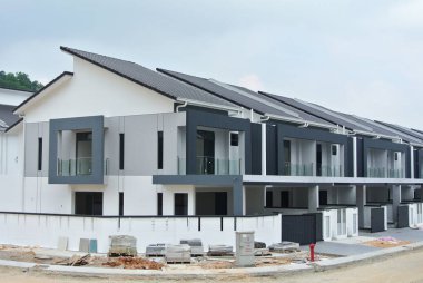 SELANGOR, MALAYSIA -MAYIS 2, 2022: Malezya 'da yapım aşamasında olan yeni çift katlı teras evine odaklandı. İnşaat neredeyse tamamlandı ve neredeyse işgal edilmeye hazır..