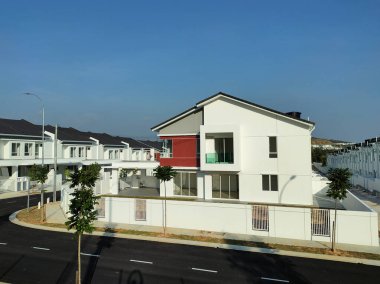 SELANGOR, MALAYSIA -MAYIS 2, 2022: Malezya 'da yapım aşamasında olan yeni çift katlı teras evine odaklandı. İnşaat neredeyse tamamlandı ve neredeyse işgal edilmeye hazır..