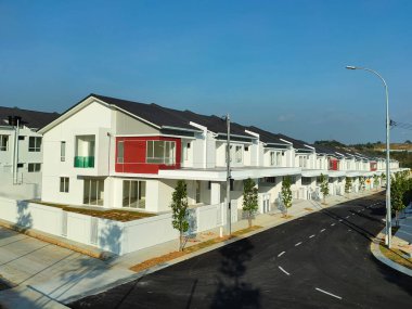 SELANGOR, MALAYSIA -MAYIS 2, 2022: Malezya 'da yapım aşamasında olan yeni çift katlı teras evine odaklandı. İnşaat neredeyse tamamlandı ve neredeyse işgal edilmeye hazır..