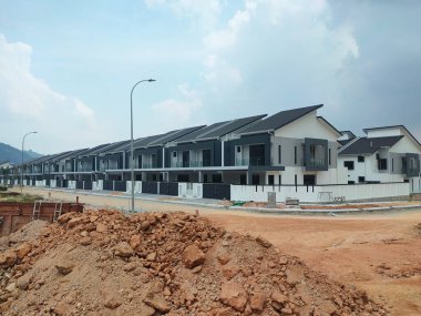 SELANGOR, MALAYSIA -MAYIS 2, 2022: Malezya 'da yapım aşamasında olan yeni çift katlı teras evine odaklandı. İnşaat neredeyse tamamlandı ve neredeyse işgal edilmeye hazır..