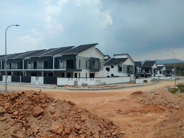 SELANGOR, MALAYSIA -MAYIS 2, 2022: Malezya 'da yapım aşamasında olan yeni çift katlı teras evine odaklandı. İnşaat neredeyse tamamlandı ve neredeyse işgal edilmeye hazır..