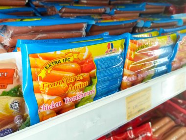 SELANGOR, MALAYSIA -MAYIS 5 Mayıs 2022: Sosisler ve sosisler ticari ambalajlarla doldurulur ve soğutucuda sergilenir. Marka ve aromaya göre sıralanmış. Fiyat etiketi var..