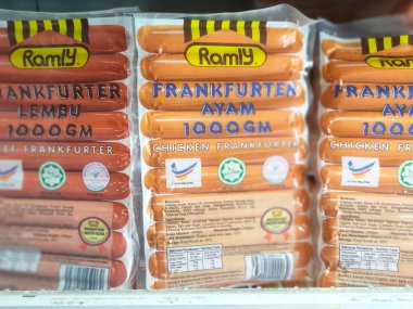 SELANGOR, MALAYSIA -MAYIS 5 Mayıs 2022: Sosisler ve sosisler ticari ambalajlarla doldurulur ve soğutucuda sergilenir. Marka ve aromaya göre sıralanmış. Fiyat etiketi var..