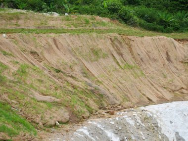Hidroseed metodunu kullanarak otla kalıcı eğim koruması. Çimenler eğim yapısını dengelemek ve eğimli aşınmayı önlemek için kullanılır. Etkili ve daha az bakım. 