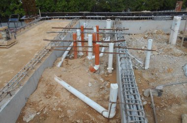 SELANGOR, MALAYSIA - 5 Haziran 2022: Zemin beton dökülmeden önce inşaat sahalarına yeraltı kanalizasyon boruları döşendi. Konum açılışını ayarlamak anketçi tarafından işaretlenir.