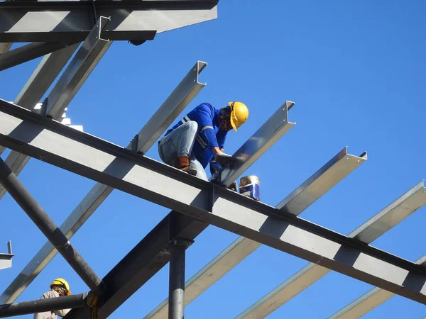 Selangor Malasia Junio 2021 Los Trabajadores Construcción Instalan Cerchas Láminas —  Fotos de Stock