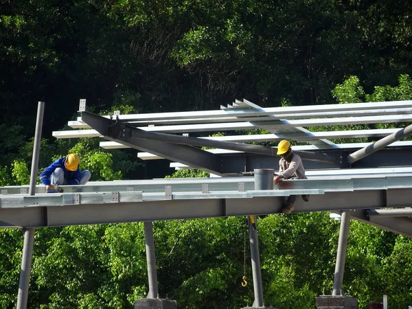 Selangor Malasia Junio 2021 Los Trabajadores Construcción Instalan Cerchas Láminas —  Fotos de Stock