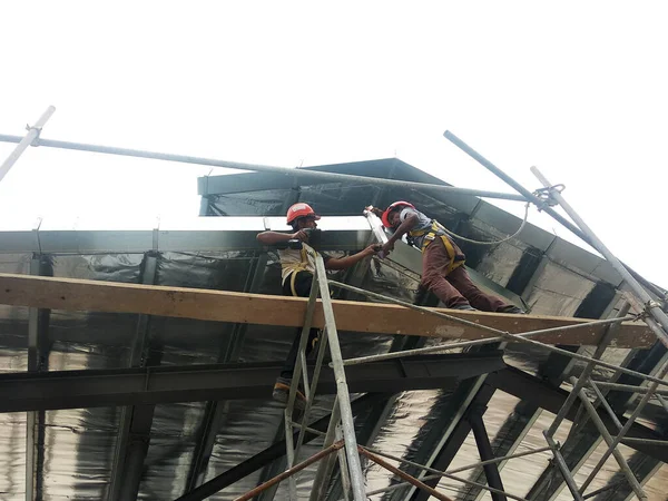 Selangor Malaysia June 2021 Construction Workers Install Trusses Roofing Sheets — Stok fotoğraf