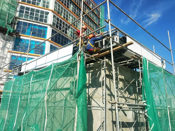 Selangor Malaysia Junho 2021 Trabalhadores Construção Civil Instalam Treliças Telhas — Fotografia de Stock