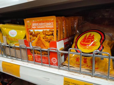 SELANGOR, MALAYSIA - 3 Temmuz 2021: Ticari paketlerde paketlenmiş çeşitli baharat tozlarına odaklı. Damgasına ve tipine göre sıralanmış. Etiketle etiketlenmiş.