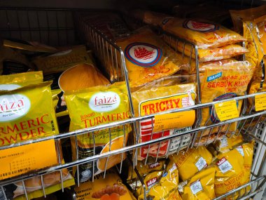 SELANGOR, MALAYSIA - 3 Temmuz 2021: Ticari paketlerde paketlenmiş çeşitli baharat tozlarına odaklı. Damgasına ve tipine göre sıralanmış. Etiketle etiketlenmiş.