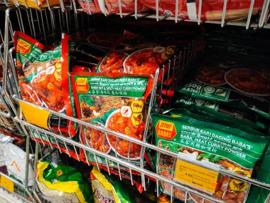 SELANGOR, MALAYSIA - 3 Temmuz 2021: Ticari paketlerde paketlenmiş çeşitli baharat tozlarına odaklı. Damgasına ve tipine göre sıralanmış. Etiketle etiketlenmiş.