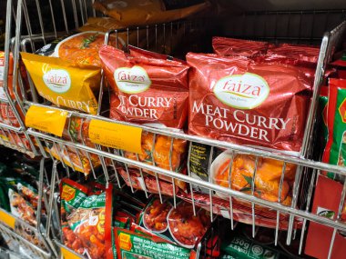 SELANGOR, MALAYSIA - 3 Temmuz 2021: Ticari paketlerde paketlenmiş çeşitli baharat tozlarına odaklı. Damgasına ve tipine göre sıralanmış. Etiketle etiketlenmiş.