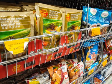 SELANGOR, MALAYSIA - 3 Temmuz 2021: Ticari paketlerde paketlenmiş çeşitli baharat tozlarına odaklı. Damgasına ve tipine göre sıralanmış. Etiketle etiketlenmiş.