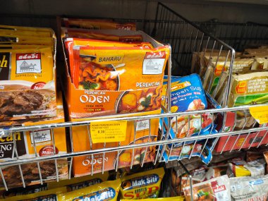 SELANGOR, MALAYSIA - 3 Temmuz 2021: Ticari paketlerde paketlenmiş çeşitli baharat tozlarına odaklı. Damgasına ve tipine göre sıralanmış. Etiketle etiketlenmiş.