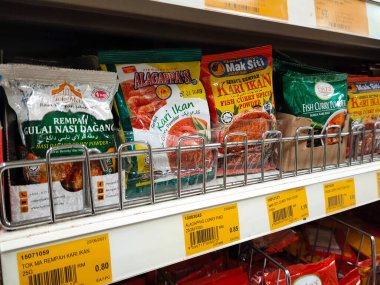 SELANGOR, MALAYSIA - 3 Temmuz 2021: Ticari paketlerde paketlenmiş çeşitli baharat tozlarına odaklı. Damgasına ve tipine göre sıralanmış. Etiketle etiketlenmiş.