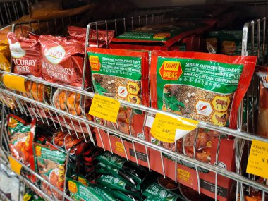 SELANGOR, MALAYSIA - 3 Temmuz 2021: Ticari paketlerde paketlenmiş çeşitli baharat tozlarına odaklı. Damgasına ve tipine göre sıralanmış. Etiketle etiketlenmiş.